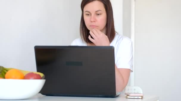 Feliz Joven Mujer Negocios Oficina Del Hogar Trabajando Computadora Escritorio — Vídeos de Stock