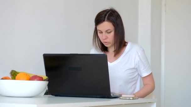 Jovem Mulher Negócios Feliz Escritório Casa Trabalhando Computador Secretária Estilo — Vídeo de Stock