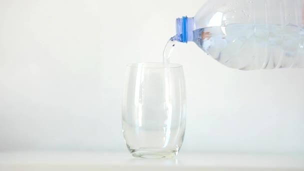 从瓶子里把饮用水倒入杯子里 — 图库视频影像
