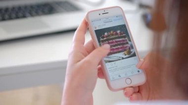 ISRAEL - Netanya, 19 Mart 2020: Fotoğraf İçin Akıllı Telefon Kullanan Kız