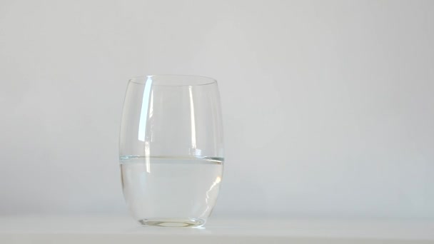 main féminine prend un verre d'eau 