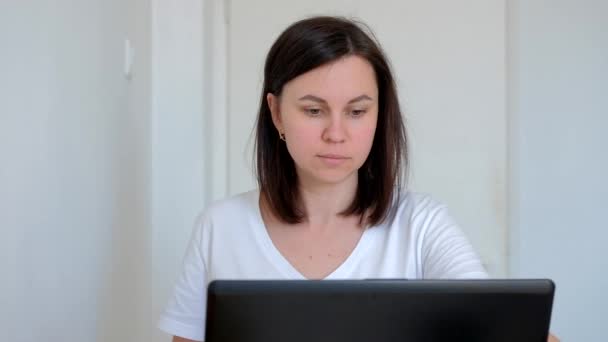 Representante Atendimento Cliente Feminino Usando Computador Com Colegas Fundo Escritório — Vídeo de Stock