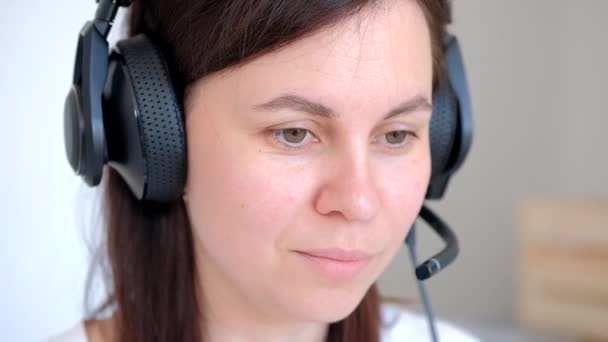 Kadın Müşteri Hizmetleri Temsilcisi Bilgisayarın Arka Planında Arkadaşları Olan Ofisini — Stok video