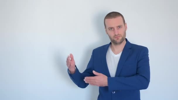 Mladý Podnikatel Modré Obchodní Bundě Při Pohledu Kameru Bílém Pozadí — Stock video