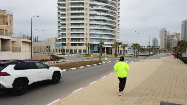 Израиль Нетания Марта 2020 Года Люди Бегают Улицам — стоковое видео