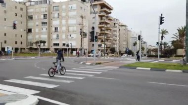 ISAREL - Netanya, 14 Mart 2020: insanlar yaya geçidinde karşıya geçiyor