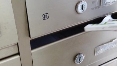 ISRAEL - Netanya, 14 Mart 2020: Bir apartmanda metal posta kutuları