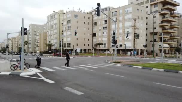 Isarel Нетания Марта 2020 Года Люди Переходят Дорогу Пешеходном Переходе — стоковое видео