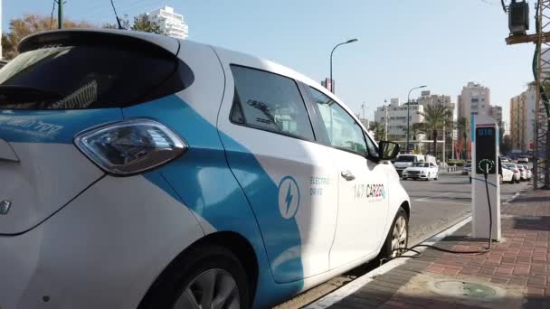 Isarel Netanya March 2020 Charging Modern Electric Car Street Which — Stock Video