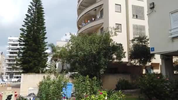 Israel Netanya Marzo 2020 Árbol Alto Cerca Edificio Residencial Ciudad — Vídeo de stock