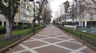 ISRAEL - Netanya, 19 Mart 2020: Covid -19 nedeniyle boş sokaklar ve karantinadan kalan boş meydanlar