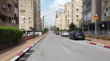 ISRAEL - Netanya, 19 Mart 2020: Netanya İsrail şehir merkezinin Coronavirus karantinası tarafından boş fotoğrafı