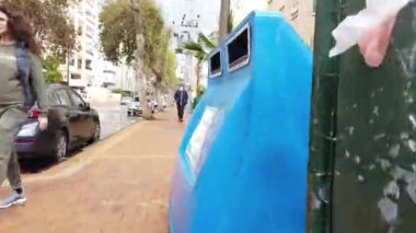 ISRAEL - Netanya, 19 Mart 2020: Tıbbi maskeli kadın sokakta yürür