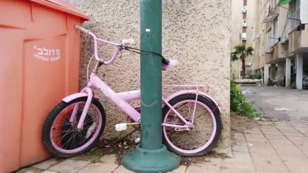Israel Netanya March 2020 Children Pink Bicycle Stands Garbage Bin — Stock Video