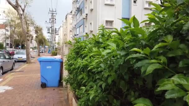 Israel Netanya 2020年3月19日 青色のプラスチック製のゴミ箱または缶とベンチが路上にあります — ストック動画