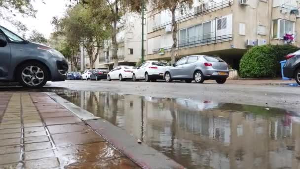 Israel Netanya 2020 자동차 웅덩이를 지나가다 — 비디오