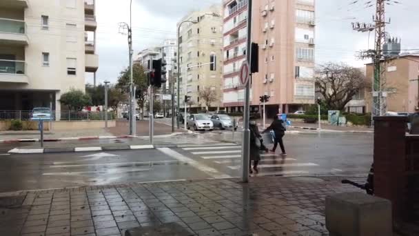 Израэль Нетания Марта 2020 Года Женщина Медицинской Маске Идет Улице — стоковое видео