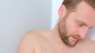 Depresyondaki genç ve yakışıklı adam.