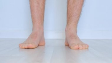 Yakışıklı genç adam külotunu çıkarıyor.