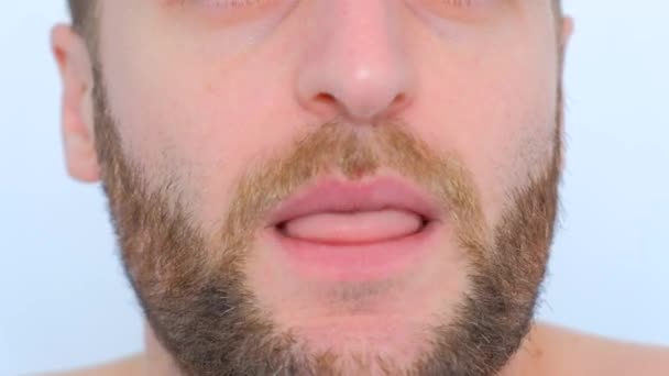 Close Masculino Boca Lábios Grandes Dentes Brancos Tosse — Vídeo de Stock
