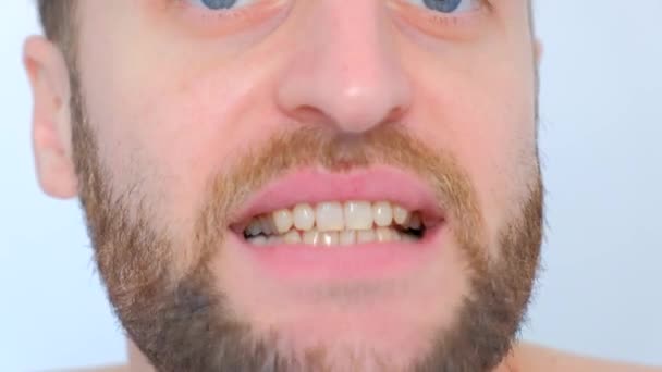 Close Boca Masculina Lábios Grandes Dentes Brancos Fala Alemão — Vídeo de Stock