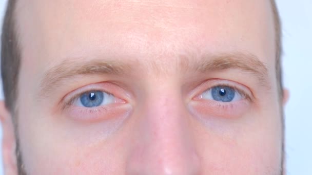 Olhos Azuis Masculinos Olhar Para Câmera — Vídeo de Stock