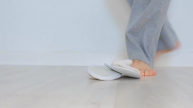 Parmak uçlarında yakın plan terlikler