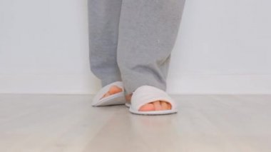 Yakın plan terlikleri çıkarır.