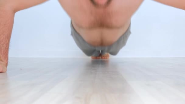 裸の胴を持つ若いハンサムな男家で健康的なライフスタイルを書き出す — ストック動画