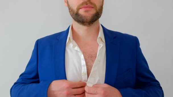 Mavi Ceketli Genç Yakışıklı Adamı Gömleğini Bağlıyor — Stok video
