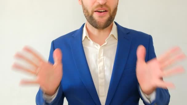 Jovem Empresário Bonito Uma Jaqueta Azul Indignamente Grita Para Câmera — Vídeo de Stock