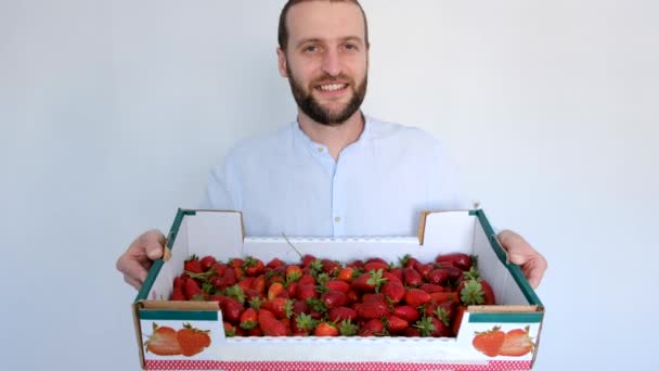 Junger Schöner Mann Mit Einer Schachtel Erdbeeren — Stockvideo
