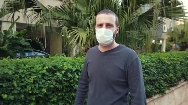 Porträt Ein Mann Mit Medizinischer Maske Läuft Die Straße Entlang — Stockvideo
