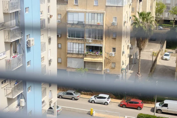 Straße der Wohnhäuser Blick aus dem Fenster Stockbild