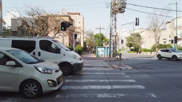 Israël - Netanya, 20 APR 2020: de overgang van een voetgangersoversteek in eerste persoon — Stockvideo