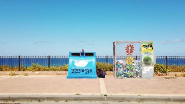 ISRAEL - Netanya, 02 Mayıs 2020: plastik çöp konteynırları