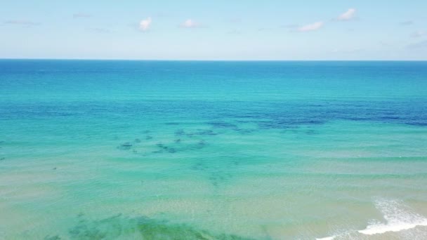 Akdeniz Dalgaları Mavi Gökyüzü — Stok video