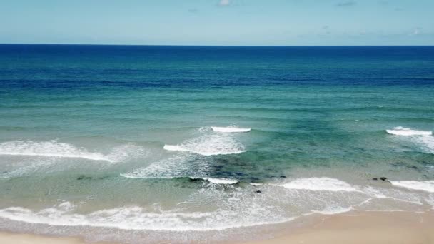 Mittelmeer Mit Wellen Und Blauem Himmel — Stockvideo