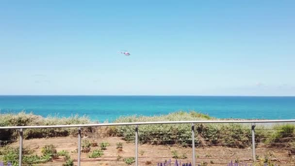 Helicóptero Vuela Sobre Mar Mediterráneo — Vídeo de stock