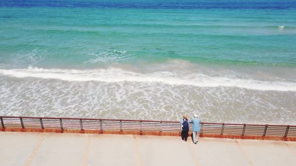 Homme Femme Stoft Sur Promenade Maritime Regarder Dans Distance — Video