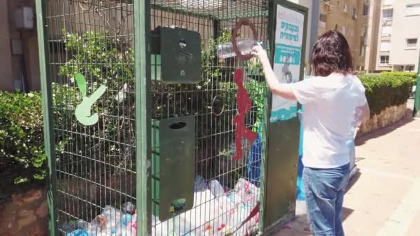 Israel Netanya Mayo 2020 Niña Recicla Basura Plástica Contenedor Especial — Vídeo de stock