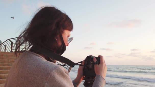 Low Motion Fechar Jovem Fotógrafa Capturando Pitoresco Sol Noite Verão — Vídeo de Stock