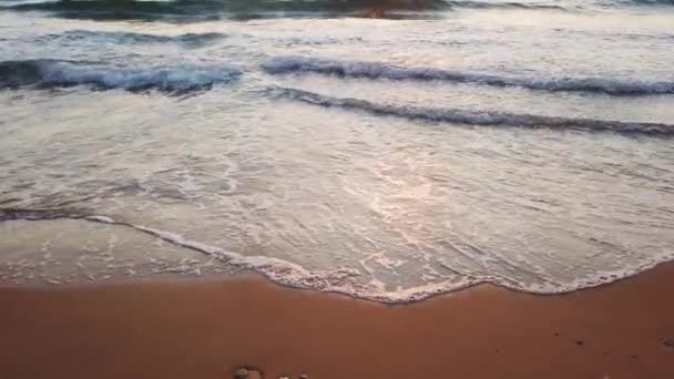 Beyaz Kum Sahili Saran Dalgaların Yakın Çekimi — Stok video