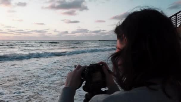 Moción Lenta Cerrar Joven Fotógrafa Capturando Pintoresco Sol Noche Verano — Vídeo de stock