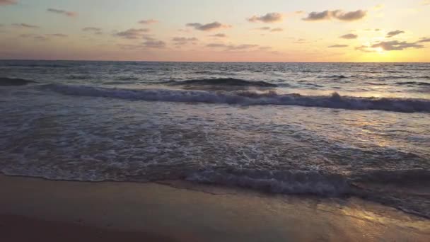 Wieczorny Zachód Słońca Wybrzeżu Morza Śródziemnego Falami Chmurami Niebie — Wideo stockowe