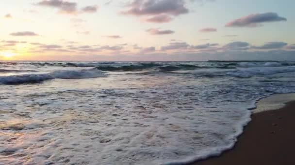 Pôr Sol Noite Costa Mediterrâneo Com Ondas Nuvens Céu — Vídeo de Stock