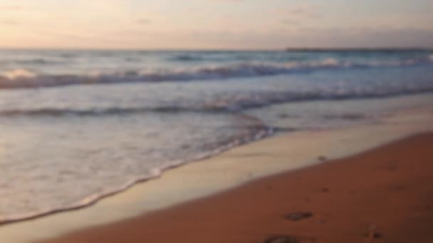 Wazig Onscherpe Videoclip Mooi Schoon Strand Achtergrond Gele Zonsondergang — Stockvideo