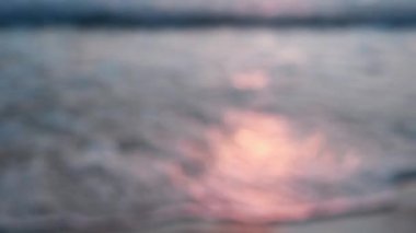 Bulanık odaklı video klibi güzel temiz plaj arkaplanı sarı gün batımında.