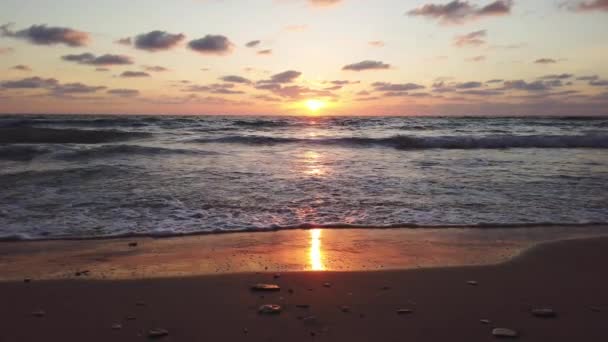 Deniz Suyunun Üzerinde Gün Batımı Manzarası Alacakaranlıkta Gökyüzünde Altın Güneş — Stok video