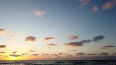 Denizin üzerinde gün batımı